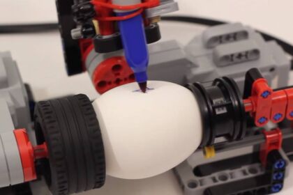 Il robot LEGO che decora le uova di Pasqua