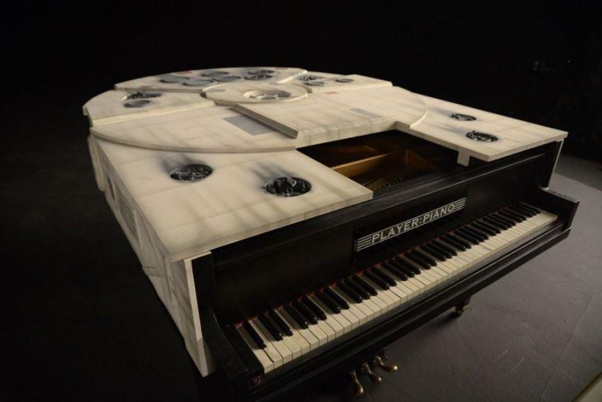 pianoforte a forma di Millenium Falcon