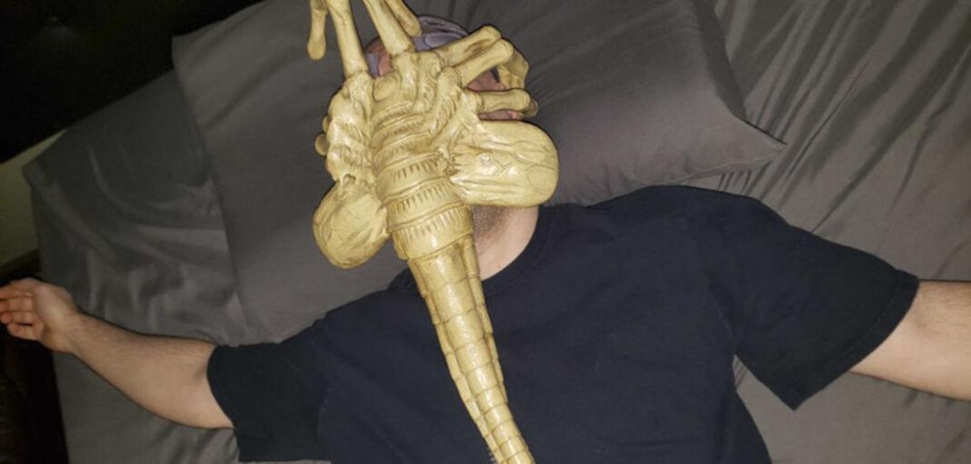 maschera a forma di Facehugger di Alien