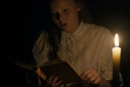 ragazza legge libro al buio